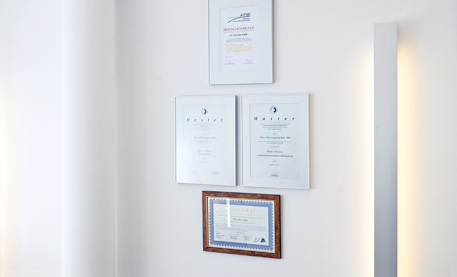 Diplome und Zertifizierungen vom Zahnarzt Dr. Oliver Röhr im Bereich Zahnmedizin